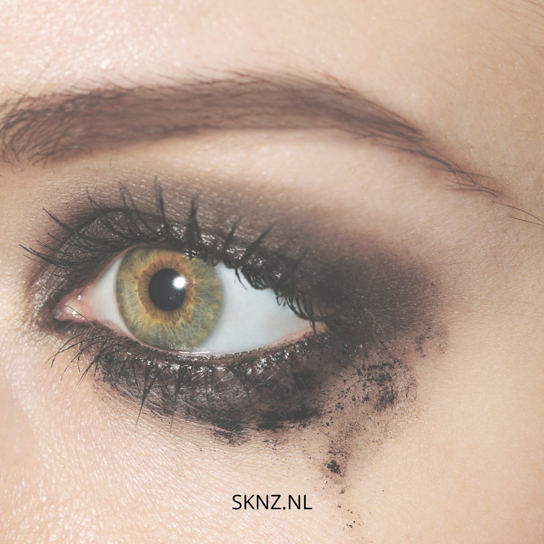 Van deodorantvlek tot lippenstift op je tanden: 6 beautyblunders opgelost